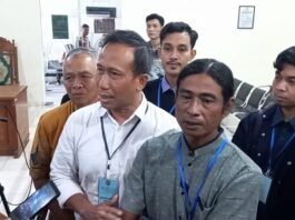 Ayah Gamma, Andi Prabowo bersama kuasa hukum Zainal Abidin Petir saat di Pengadilan Negeri Semarang