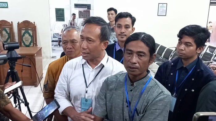 WhatsApp Image 2025-08-08 at 13.47.12 Ayah Gamma, Andi Prabowo bersama kuasa hukum Zainal Abidin Petir saat di Pengadilan Negeri Semarang