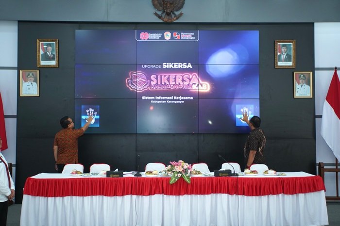 Bupati Karanganyar Rober Christanto dan Wakil Bupati Adhe Eliana, meluncurkan aplikasi Sikersa yang dikelola oleh Bagian Pemerintahan.
