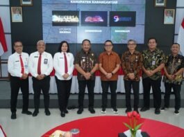 Bupati Karanganyar Rober Christanto dan Wakil Bupati Adhe Eliana, meluncurkan aplikasi Sikersa yang dikelola oleh Bagian Pemerintahan.