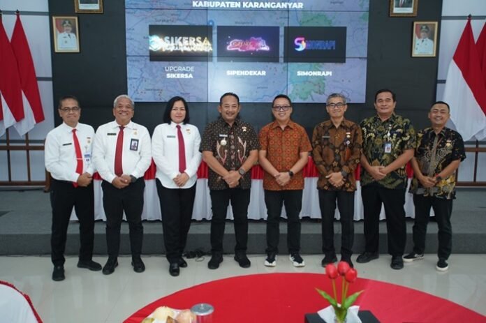 Bupati Karanganyar Rober Christanto dan Wakil Bupati Adhe Eliana, meluncurkan aplikasi Sikersa yang dikelola oleh Bagian Pemerintahan.