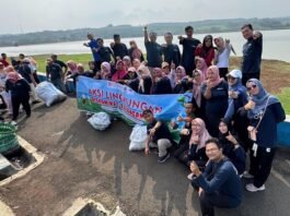 Seluruh ASN di lingkungan Diskominfo melakukan aksi bersih sampah di Waduk Delingan