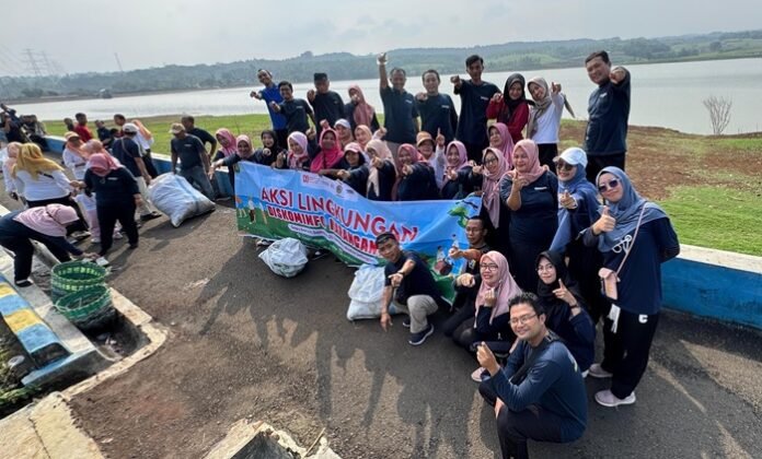 Seluruh ASN di lingkungan Diskominfo melakukan aksi bersih sampah di Waduk Delingan