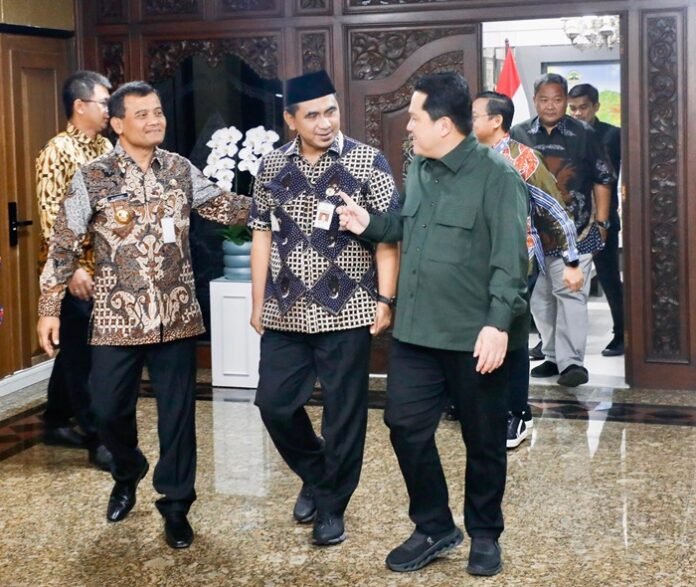 Ketum PSSI Erick Thohir ketika bertemu Gubernur Jateng Ahmad Luthfi dan Wakil Gubernur Jateng Taj Yasin Maimoen.