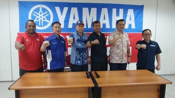 Perbasi Kota Semarang didampingi Yamaha dan Dispora Kota Semarang berfoto bersama