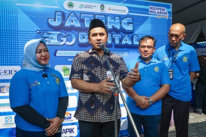 Wakil Gubernur Jateng Taj Yasin Maimoen ketika launching digitalisasi ekonomi yang digelar di halaman Kantor Gubernur Jawa Tengah