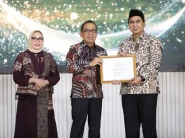 Wakil Gubernur Jateng Taj Yasin Maimoen ketika menerima anugerah