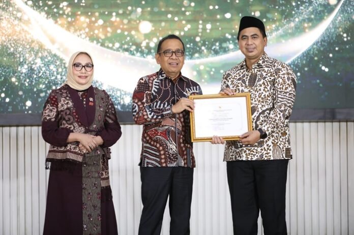 Wakil Gubernur Jateng Taj Yasin Maimoen ketika menerima anugerah