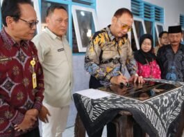 Wali Kota Tegal Dedy Yon Supriyono melakukan penandatanganan