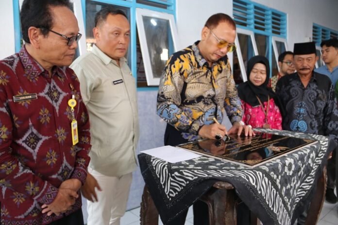 Wali Kota Tegal Dedy Yon Supriyono melakukan penandatanganan
