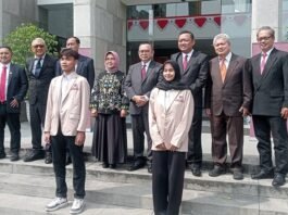 Dua mahasiswa UHN berfoto bersama dengan Rektor UHN, Ketua LLDikti wilayah VI Jateng beserta tamu undangan