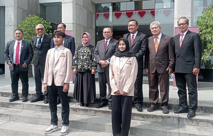 WhatsApp Image 2025-08-09 at 11.19.51 Dua mahasiswa UHN berfoto bersama dengan Rektor UHN, Ketua LLDikti wilayah VI Jateng beserta tamu undangan
