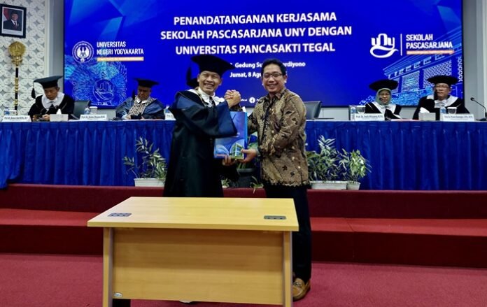 Rektor UPS Tegal berfoto bersama Direktur Pascasarjana UNY