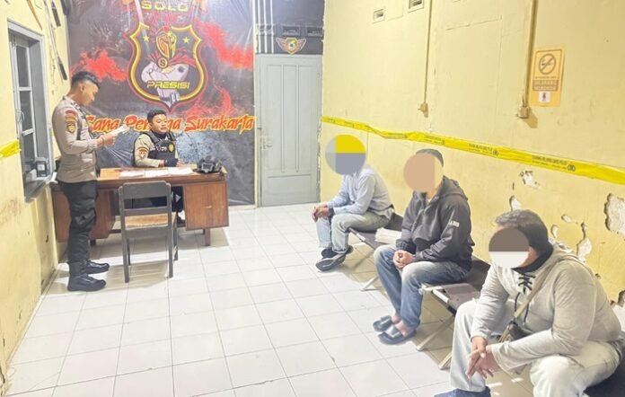 Samapta Polresta Surakarta mengamankan debt collector