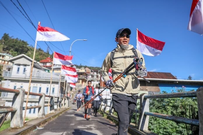 Sekda Jateng Sumarno ketika melintasi trek di Dieng Trail Run 2025