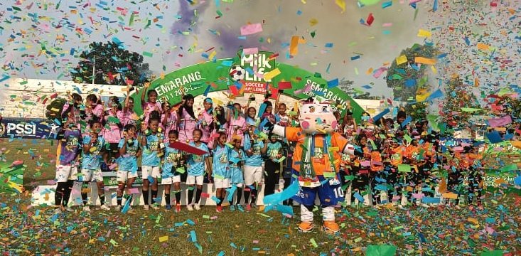 WhatsApp Image 2025-08-10 at 18.44.22 Juara KU 10 dan KU 12 dan kategori lainnya berfoto bersama di MilkLife Soccer Challenge Semarang seri 1 2025