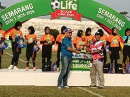 Ketua Asprov PSSI Jateng Yoyok Sukawi ketika berikan piala runner up KU 10 SD Nasima di ajang MilkLife Soccer Challenge Semarang seri 1