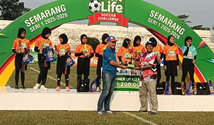 WhatsApp Image 2025-08-10 at 19.49.12 Ketua Asprov PSSI Jateng Yoyok Sukawi ketika berikan piala runner up KU 10 SD Nasima di ajang MilkLife Soccer Challenge Semarang seri 1