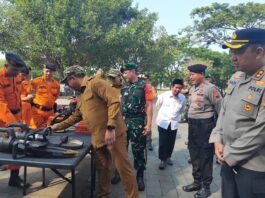 Bupati Karanganyar Rober Christanto, Wakil Bupati Adhe Eliana, Dandim 02727 Letkol Kav Dhanang Prasetyo serta Kapolres AKBP Hadi Kristanto, melakukan pengecekan kondisi peralatan dalam apel kesiapsiagaan bencana alam,