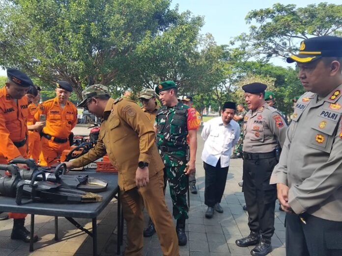 Bupati Karanganyar Rober Christanto, Wakil Bupati Adhe Eliana, Dandim 02727 Letkol Kav Dhanang Prasetyo serta Kapolres AKBP Hadi Kristanto, melakukan pengecekan kondisi peralatan dalam apel kesiapsiagaan bencana alam,