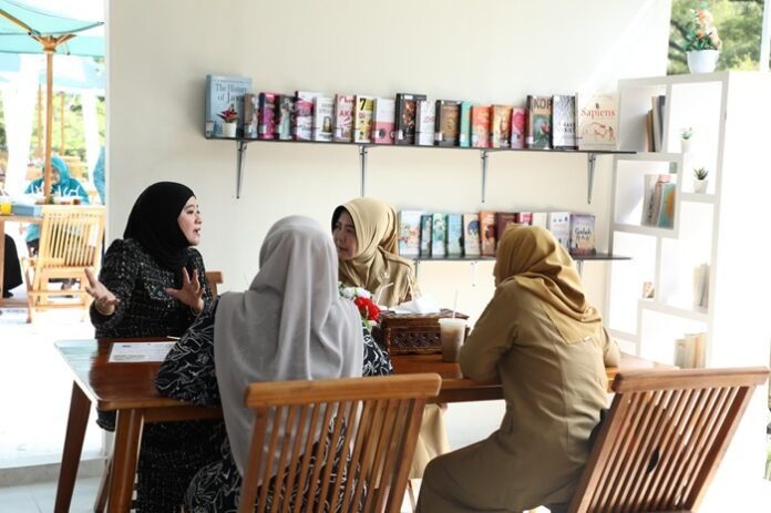 Bunda Literasi Jateng Nawal Arafah Yasin ketika resmikan Aksara Kafe D’Rooftop