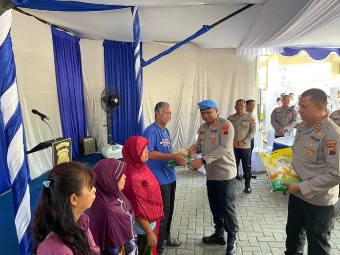 Kabid Propam Polda Jawa Tengah Kombes Pol Saiful Anwar bersama Kapolres Karanganyar AKBP Hadi Kristanto menyerahkan bantuan pangan murah kepada masyarakat.