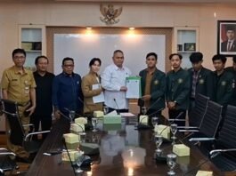 Mahasiswa Unissula dengan DPRD dan Pemprov Jateng usai audiensi, Senin (11/8/2025)