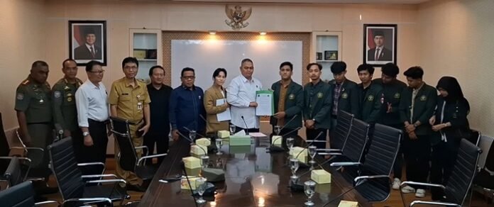 Mahasiswa Unissula dengan DPRD dan Pemprov Jateng usai audiensi, Senin (11/8/2025)