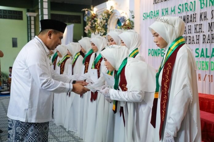Wakil Gubernur Jateng Taj Yasin Maimoen ketika di Ponpes Darus Salam Demak