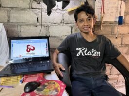 Yusup Kristiyanto memamerkan hasil karya logo Hari Jadi ke 80 Prov Jateng
