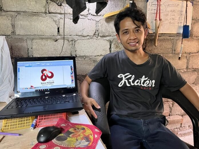 Yusup Kristiyanto memamerkan hasil karya logo Hari Jadi ke 80 Prov Jateng