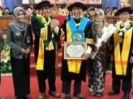 UPS Tegal ketika kukuhkan dua profesor baru