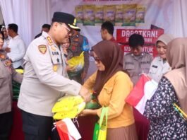Kapolres Brebes AKBP Lilik Ardiansyah serahkan beras