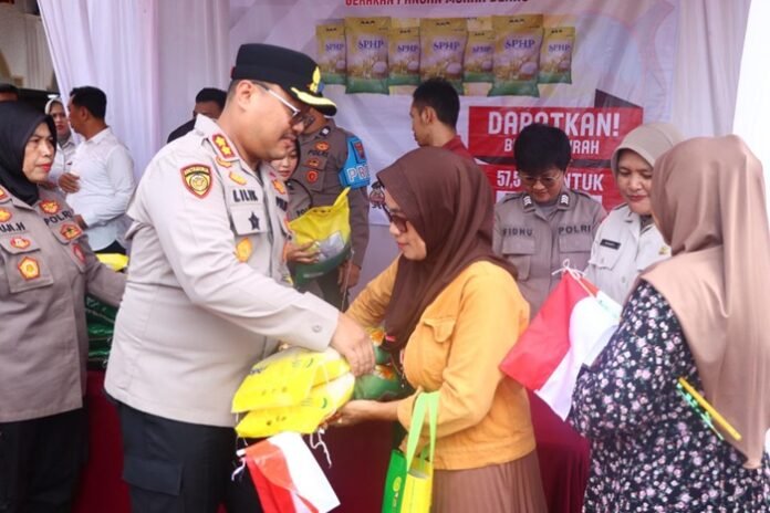 Kapolres Brebes AKBP Lilik Ardiansyah serahkan beras