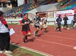Atlet PSE ketika jalan tes fisik berkala KONI Kota Semarang di Lapangan Trilomba Juang Semarang