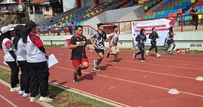 Atlet PSE ketika jalan tes fisik berkala KONI Kota Semarang di Lapangan Trilomba Juang Semarang