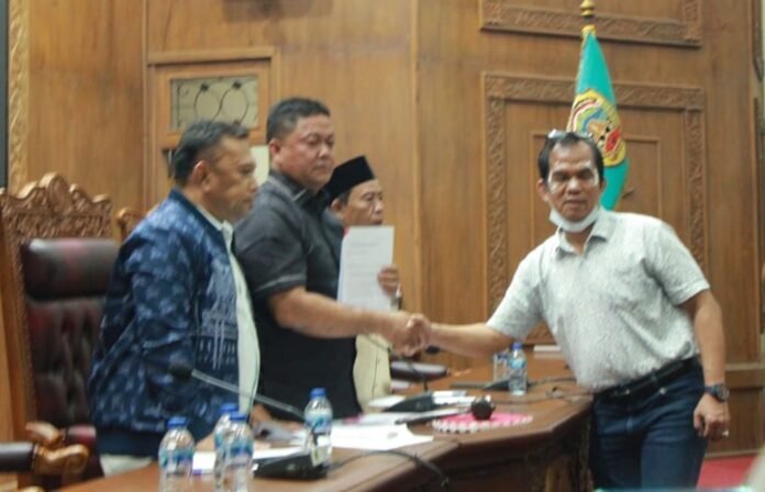 Suasana sidang paripurna DPRD Pati untuk penggunaan hak angket pemakzulan terhadap Bupati Pati Sudewo.
