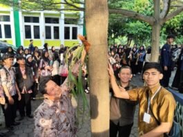 Penanaman tanaman di Fakultas Psikologi dan Kesehatan (FPK) UIN Walisongo Semarang bersama Dekan dan Kepala Bagian Tata Usaha pada Rabu (13/08/2025). (Foto : Dok UIN Walisongo Semarang)