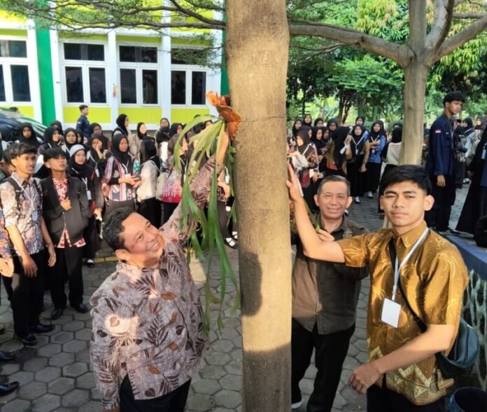 Penanaman tanaman di Fakultas Psikologi dan Kesehatan (FPK) UIN Walisongo Semarang bersama Dekan dan Kepala Bagian Tata Usaha pada Rabu (13/08/2025). (Foto : Dok UIN Walisongo Semarang)