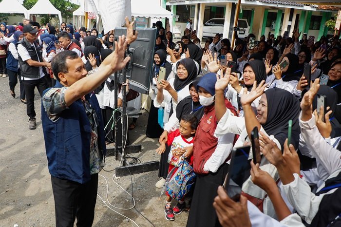 WhatsApp Image 2025-08-14 at 14.27.34 Gubernur Jateng Ahmad Luthfi ketika menghadairi acara bertajuk "Graduasi Sukses Brebes Beres" yang digelar di Islamic Center Brebes