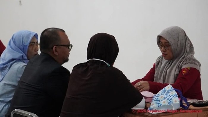 WhatsApp Image 2025-08-14 at 14.40.42 Tersangka saat melakukan proses administrasi pelimpahan berkas dari penyidik ke JPU (tahap dua).