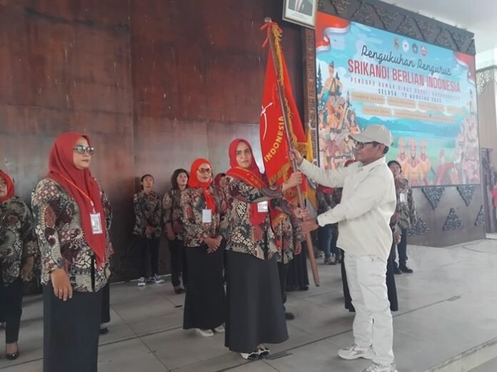 Pembina Srikandi Berlian Indonesia Bambang Sutrisno menyerahkan bendara pataka kepada ketua terpilih, Sefrina Septiningtyas.