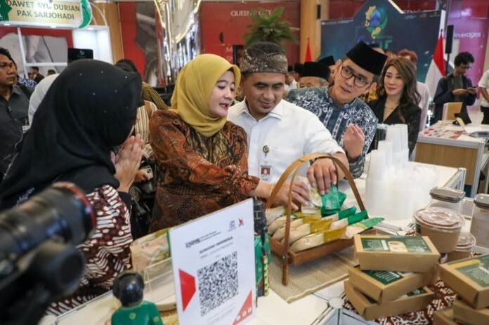 Wakil Gubernur Jateng Taj Yasin Maimoen ketika di acara Festival Jateng Syariah (Fajar) 2025 di Queen City Mal, Kota Semarang,