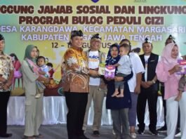 Bupati Tegal ketika berikan bantuan beras dan susu