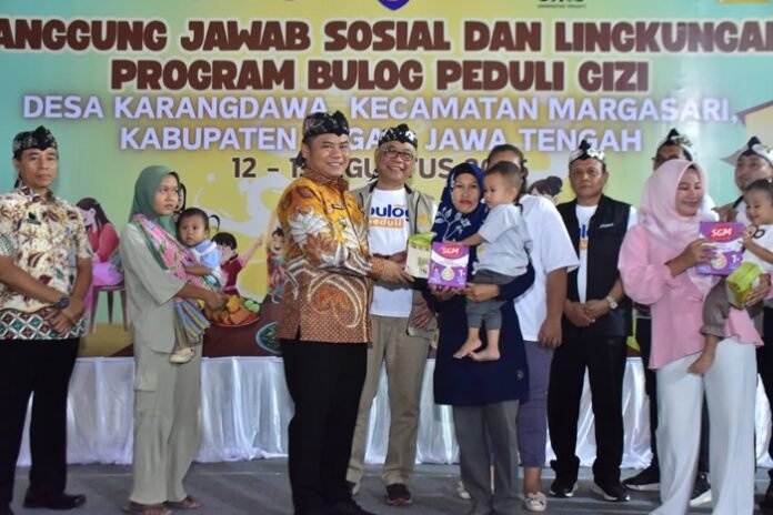 Bupati Tegal ketika berikan bantuan beras dan susu