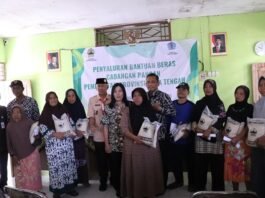 Pemkab Brebes ketika salurkan bantuan beras ke warga.