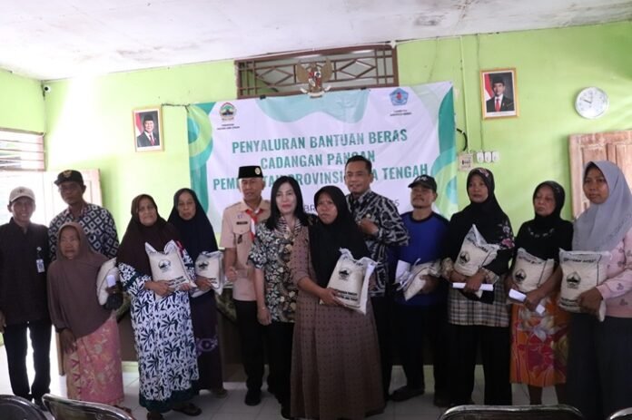 Pemkab Brebes ketika salurkan bantuan beras ke warga.