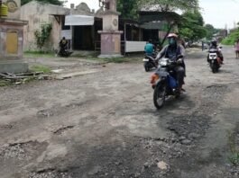 Kondisi jalan yang mengalami kerusakan yang berada di depan Balai Desa Gawanan Kecamatan Colomadu segera diperbaiki. (Foto:ist)
