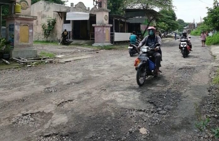 Kondisi jalan yang mengalami kerusakan yang berada di depan Balai Desa Gawanan Kecamatan Colomadu segera diperbaiki. (Foto:ist)