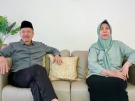 Mantan Gubernur Jateng Ali Mufiz dan istri